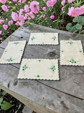 4 Vintage Embroidered Cloth Placemats Green Floral Appliqué Scalloped Edges